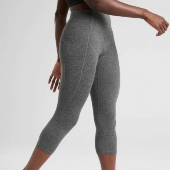 Athleta Pants - Athleta salutation stash pocket cropped Capri heather grey leggings size medium